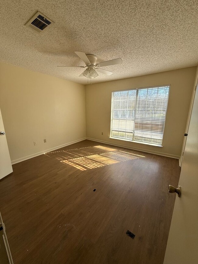 Building Photo - 2BD 2.5BA CONDO WITH WATER INCLUDED