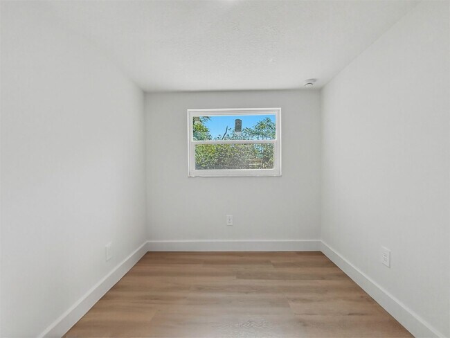 Building Photo - Spacious and Updated Home in Tampa! Move-in Ready | 2bed-1bath