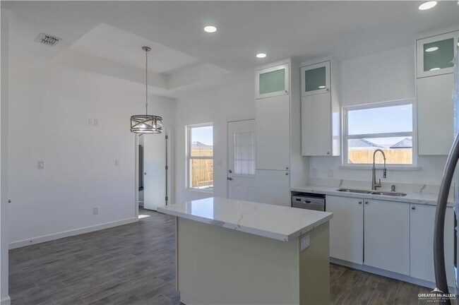 Building Photo - 15 N Sugar Bear Dr