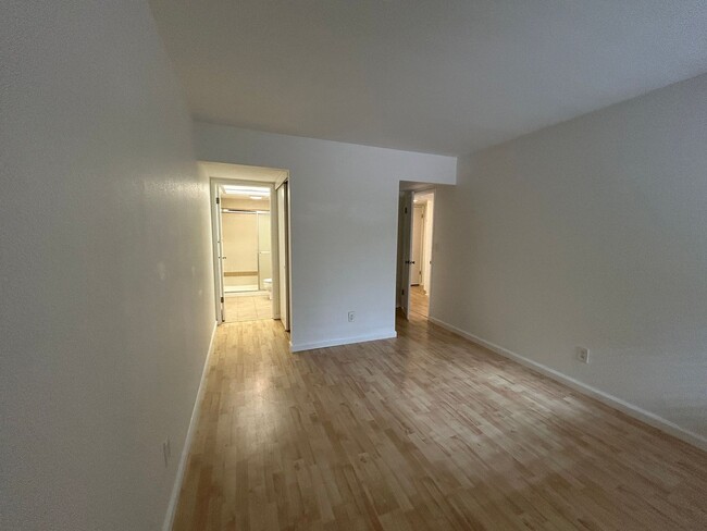 Building Photo - Gorgeous move-in-ready, 2 bedroom/2 bathro...