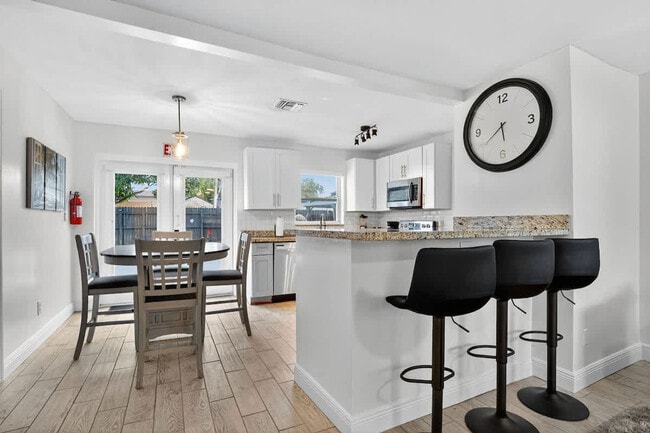 Building Photo - 6660 Custer St