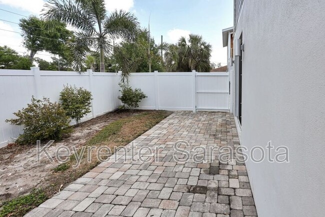 Building Photo - 2066 Roselawn St