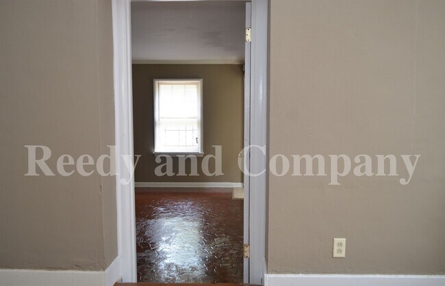 Building Photo - FIRST MONTH FREE; Adorable Duplex in Crosstown Area!