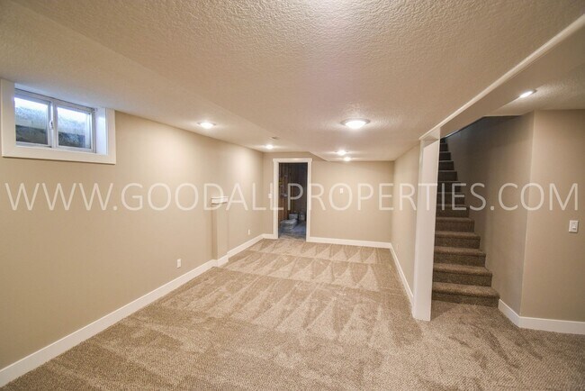 Building Photo - 3 BDRM 2.5 Bath finished basement fenced backyard in Ankeny