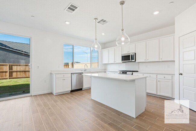 Building Photo - Almost New Five Bedroom Lennar Home with Solar in Clovis!