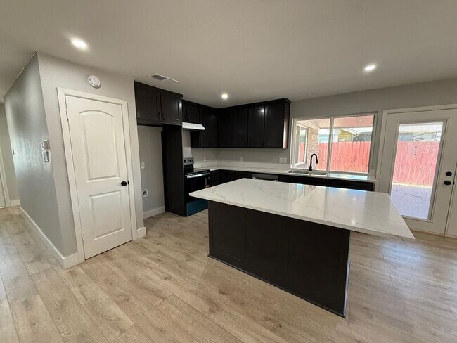 Building Photo - 1255 Valencia Ln