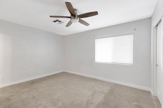 Building Photo - 11518 W Paradise Dr