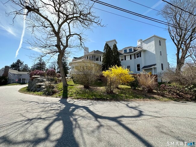 Building Photo - 40 Parkway S