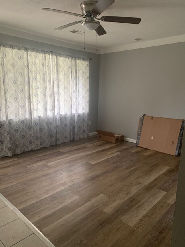 Building Photo - Newly refurbished three bedroom home in be...