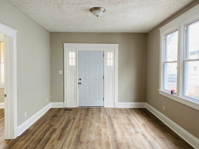 Building Photo - Very Spacious 5bdrm/2bth Bungalow Located in South Richmond w/Privacy Fenced Back Yard!!