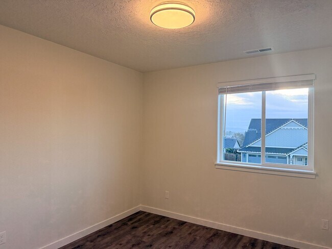 Building Photo - 505-507 NW Hillcrest Dr