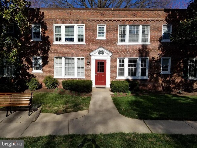 Building Photo - 1735 N Troy St