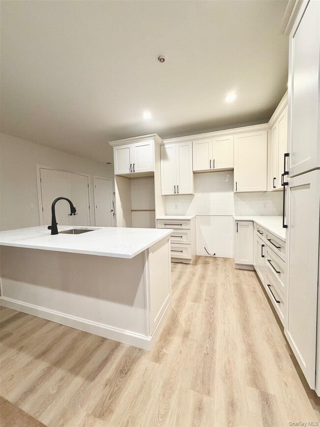 Building Photo - 905 Oakridge Cmns