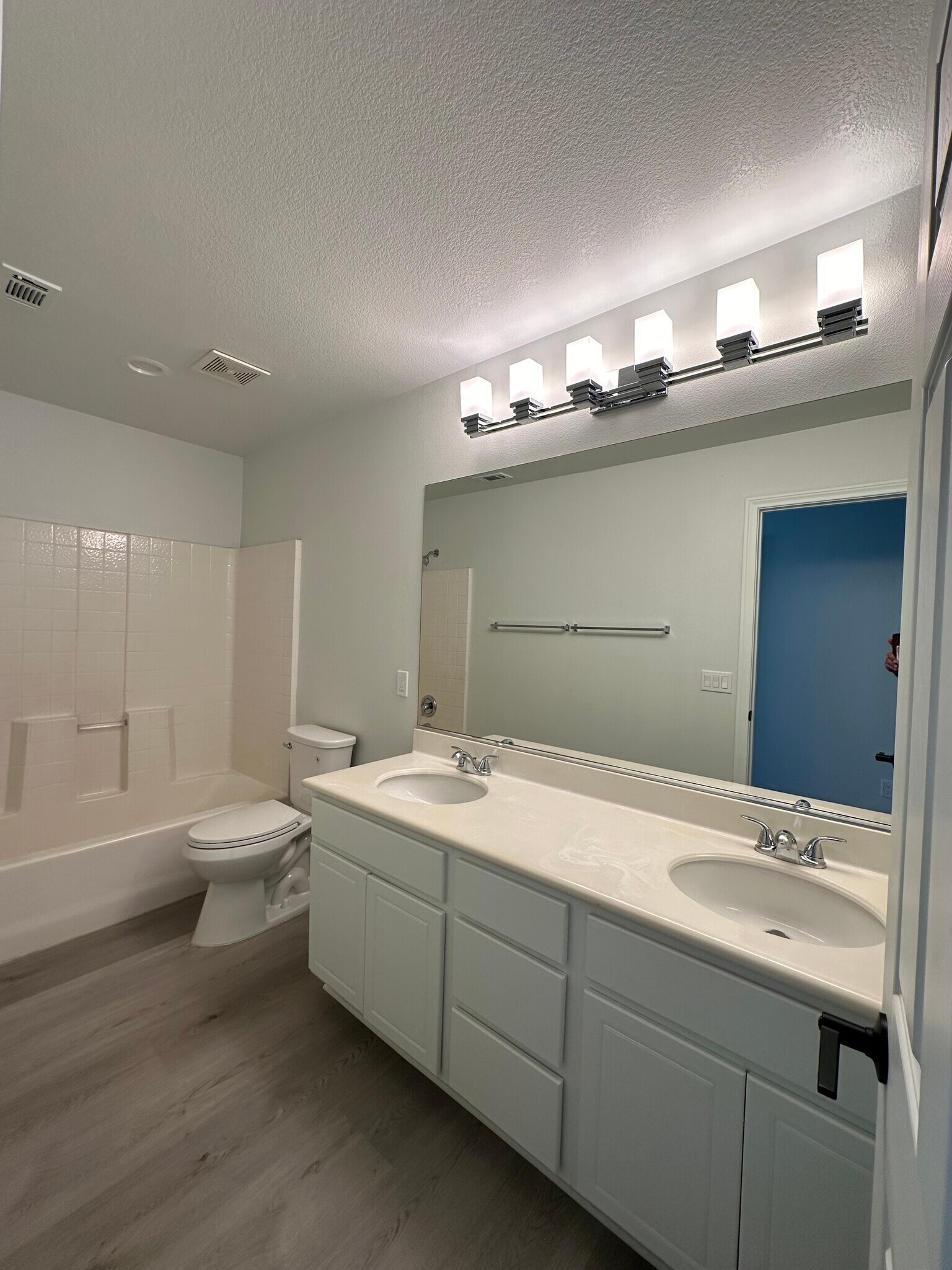 2nd Floor Hall Bath - 25201 Lemongrass St
