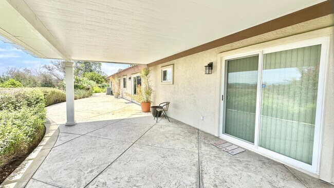 Building Photo - Amazing Location & Sprawling Country Livin...