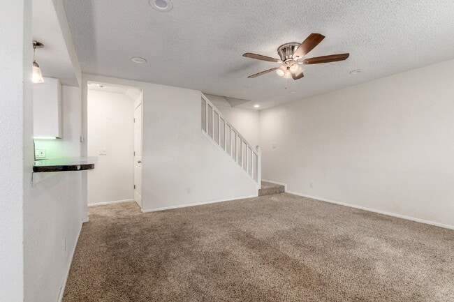 Building Photo - Lovely Three bed / Two bath for rent