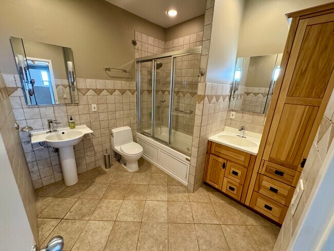 Building Photo - 600 S Dearborn St