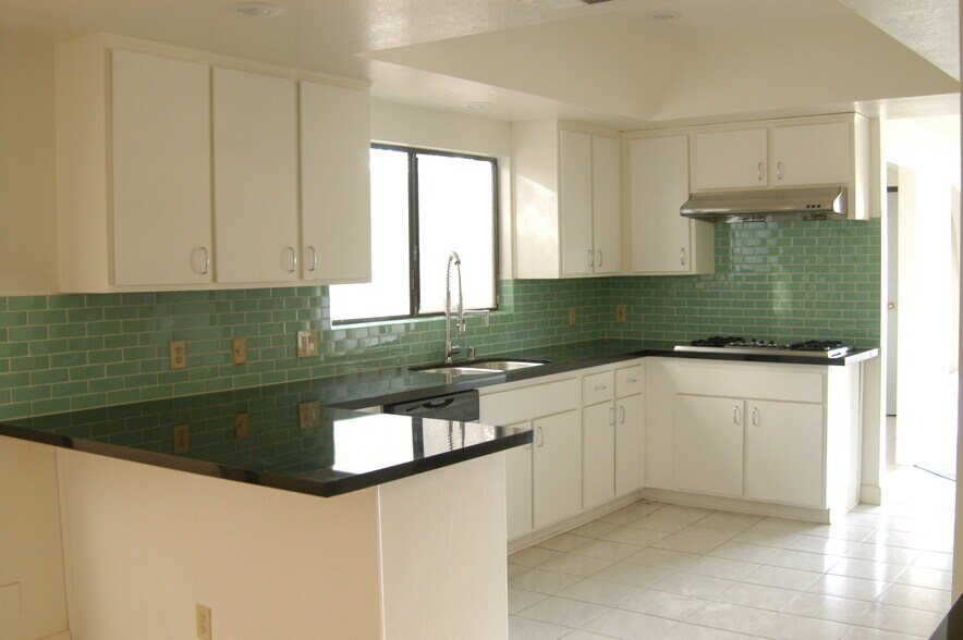 Building Photo - 1425 Columbia Dr