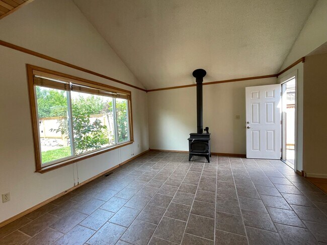 Building Photo - PRELEASING: Updated 3 bed/1 bath Rambler in Roosevelt Neighborhood!