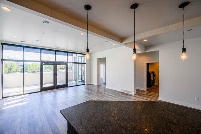 Building Photo - 423 W College Ave