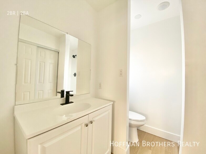 Building Photo - 136 S Oxford Ave