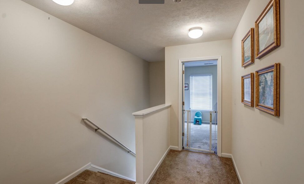 Building Photo - 27 Gloucester Dr