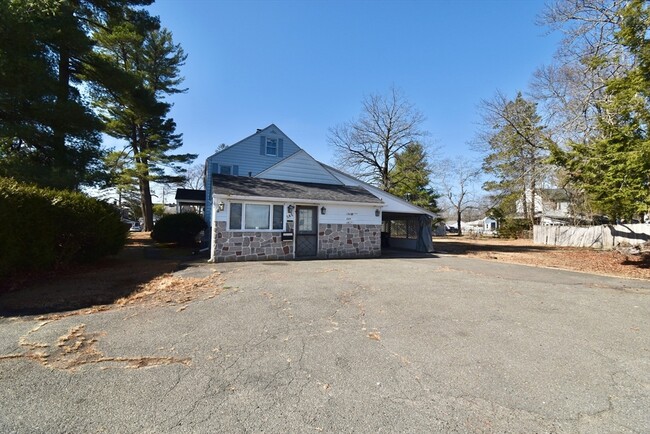 Building Photo - 582 Springfield St