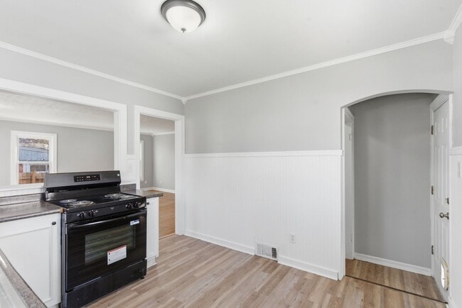 Building Photo - 1440 E Locust St