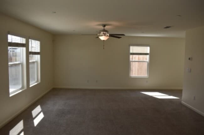 Building Photo - 624 Suzanne Dr