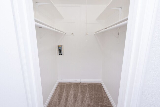 Building Photo - 2BR/1.5BA Condo! 2 parking spaces