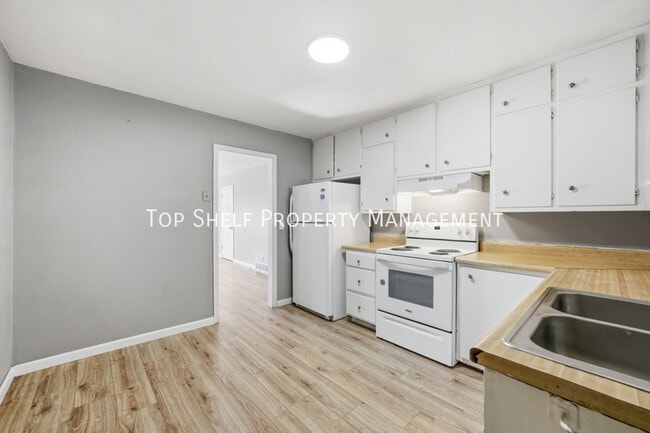 Building Photo - 2427 Welbeck Rd