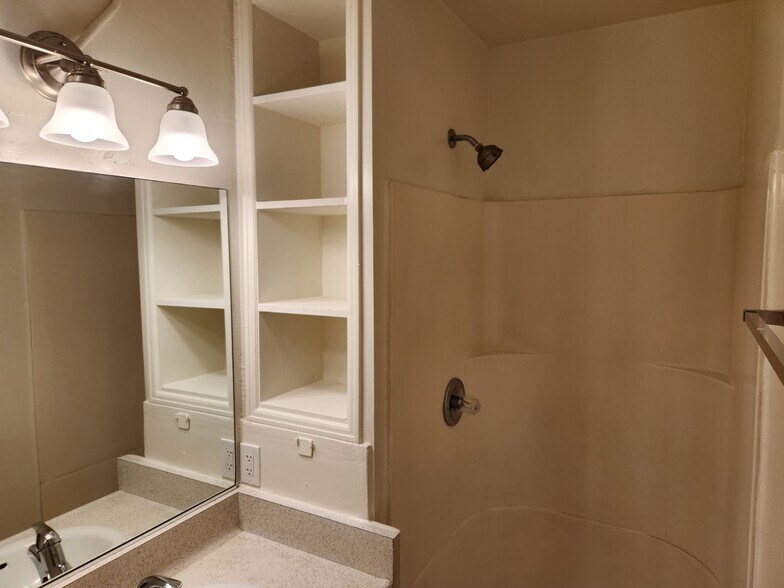 Building Photo - 1400 Freeman Ave