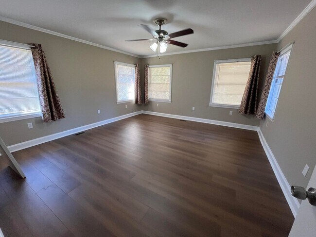 Building Photo - Large country home on private acreage