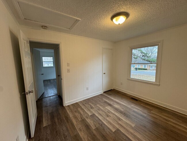 Building Photo - Move-in Ready!