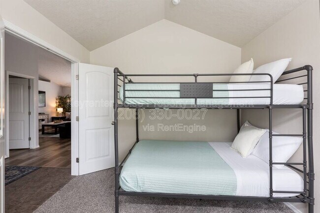Building Photo - 879 N Traquair Pl