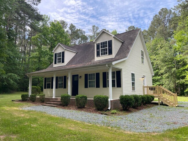 Building Photo - Beautiful, updated 3 BR 2 BA home in peace...