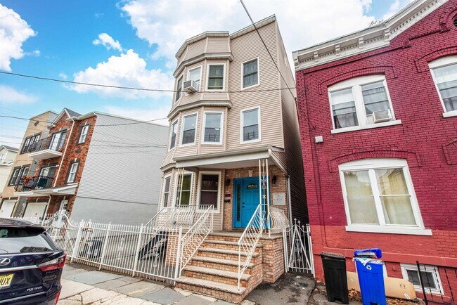 Building Photo - 263 S 10th St