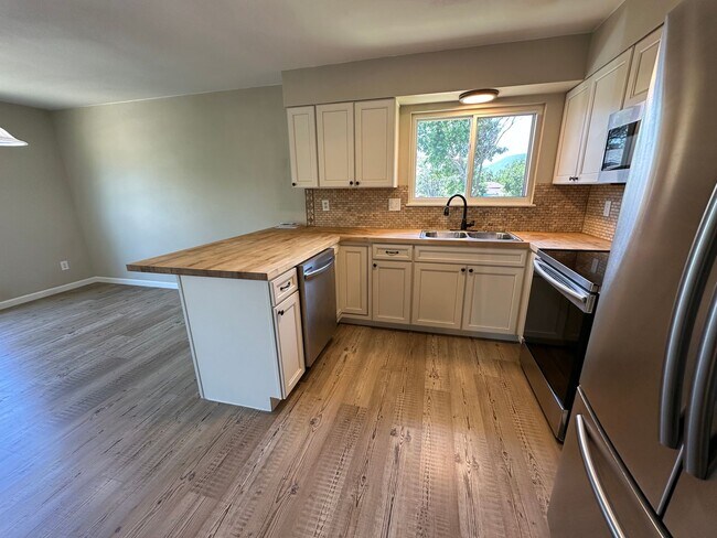 Building Photo - 4 BED 2 BATH HOME CLOSE TO PETERSON AFB & SCHRIEVER AFB!
