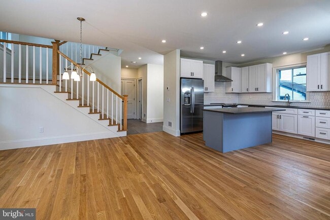 Building Photo - 22 Dickinson St