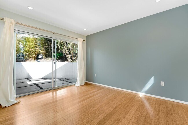 Building Photo - Your Perfect 3/2.5 Los Angeles Home Available Now!