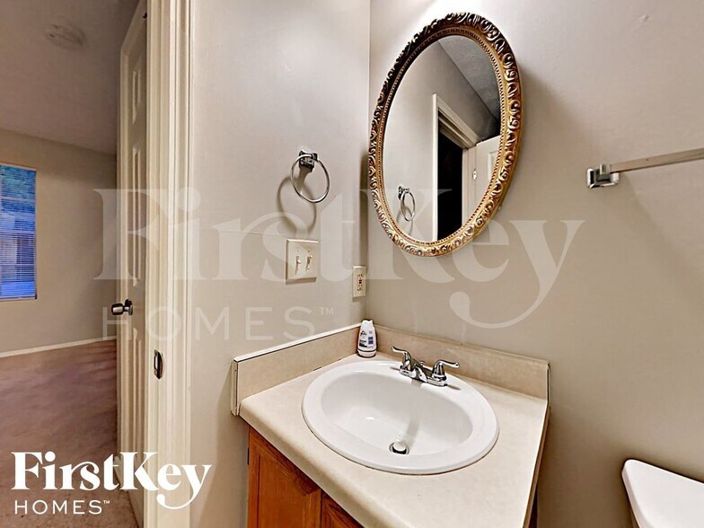 Building Photo - 1998 Glenwood Downs Dr