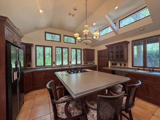 Building Photo - 3 Bed 2 Bath Home in Golfview