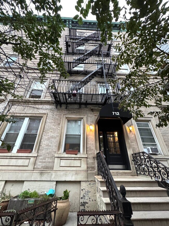 Building Photo - 712 Willow Ave