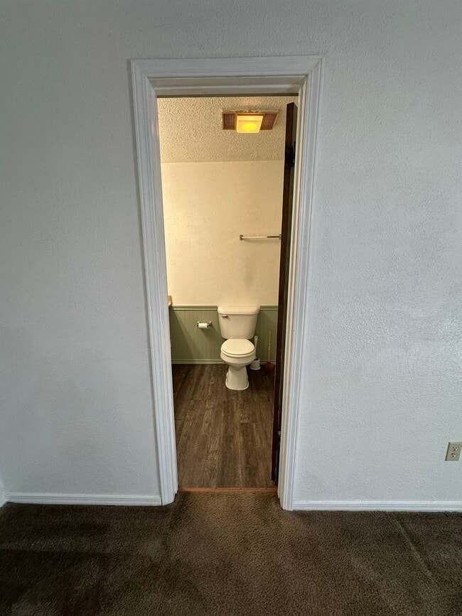 Building Photo - 4 Bed, 2 Bath house w/1 car garage