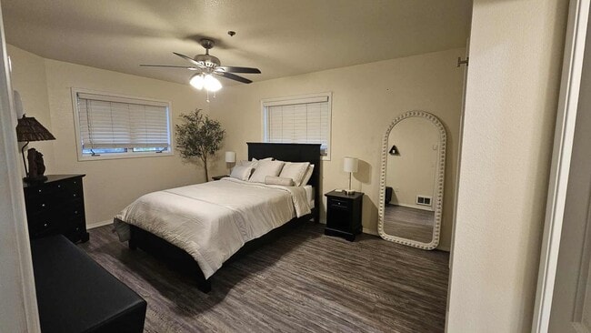 Building Photo - Fully Furnished Condo on Lake - This can b...