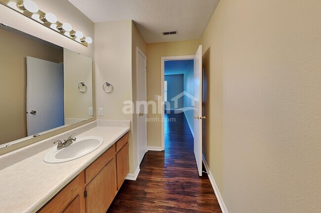 Building Photo - 2265 Lakecrest Dr