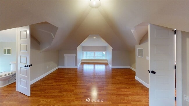 Building Photo - Spacious 5 Bedroom Home in Burlington - Available for Rent