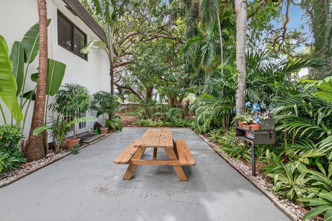 Building Photo - Wilton Manors