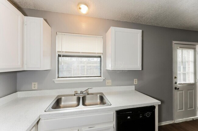 Building Photo - 5927 Shadydell Dr