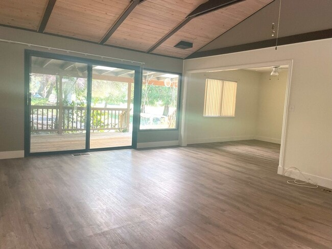 Building Photo - Single story golf course 3/2 home in Lake ...